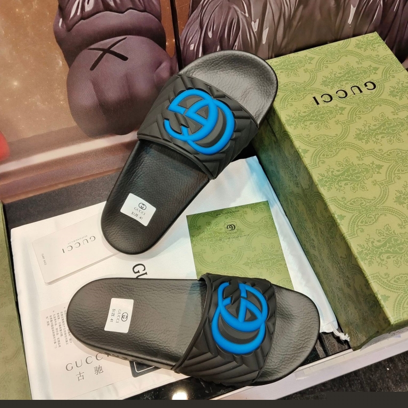 G*u*i slippers